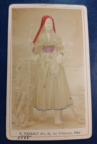 Femme bâton pèlerin - de,