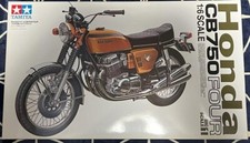 Moto à quatre figurines