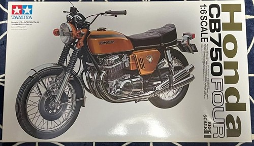 Moto quatre figurines - moto, à