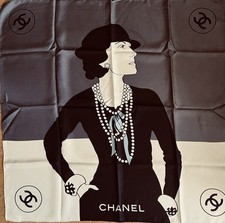 Magnifique Foulard   " CHANEL