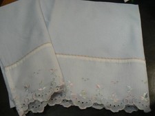 ravissant ancien drap de bébé bleu ciel galon broderie alourée feuilles colorées