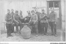 AVIP16-0741-MILITAIRE-CARTE PHOTO - Des hommes en uniforme - Valdahop