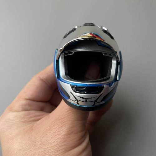 Casque miniature réaliste