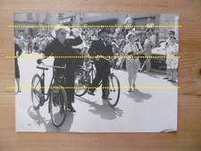 PHOTO ANONYME . ANCIENS VELOS . HABITS D'EPOQUE