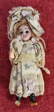 POUPÉE DE PORCELAINE. MIGNONETTE. ROBE EN SOIE. LA FRANCE. XIXÈME SIÈCLE.