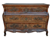 Commode tombeau en noyer époque XVIIIème