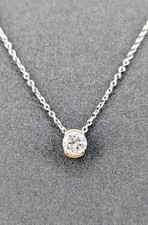 Collier pendentif solitaire en