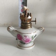 miniature mini lampe à pétrole ou à huile porcelaine déco roses