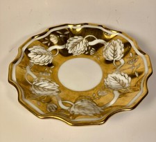 Importante sous tasse en porcelaine. Le Tallec à Paris. Décor doré.