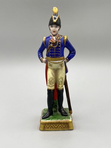 Figurine porcelaine signée