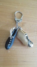 porte clé vintage chaussures sport à crampons football rugby années 60