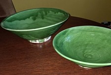 Deux jattes vernissées vertes