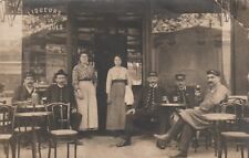 CPA carte photo façade Magasin Terrasse d'un bistrot avec client et militaires