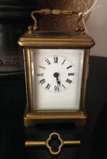 Beau petit réveil Officier