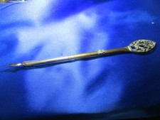 ANCIEN PORTE-PLUME EN LAITON TRAVAILLE Ecusson "N.D"-