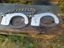 Ancienne paire de menottes police où gendarmerie la Massenotte LARRAOU Paris