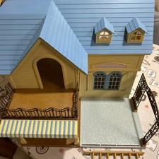 Maison deux étages bleue - à,