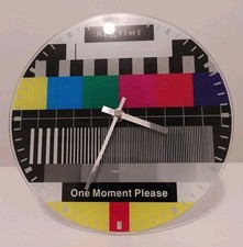 Horloge murale ou à poser NeXtime "One Moment Please" Design mire TV