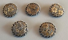 Lot de 5 boutons Art Nouveau en métal argenté motifs ajourés fleurs, D . 2,4 cm
