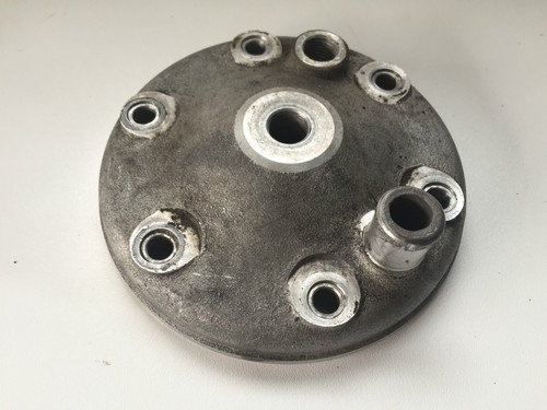 Une culasse pour moto - une, gas