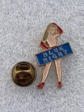Pin’s Pin Up Women Sexy Blue Night Club Dénudé Talon Aiguille Rouge