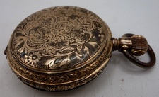magnifique montre à gousset plaqué or .très beau décor ciselé .5.2cm. Fonctionne