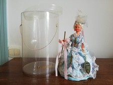 Poupée folklorique historique Marie-Antoinette Le Minor boite étiquette doll vin
