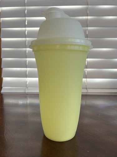 Tupperware shaker 844 yellow - shaker,