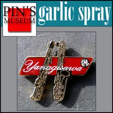 Pin's Facteur d'instruments de musique YANAGISAWA - émail synthèse zamac - TBE