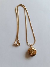 Joli collier avec pendentif rond gravé rose, Le Monde en Parfum Isabel vittori