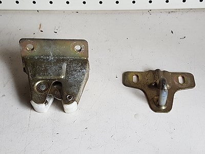 Système attache capot moteur