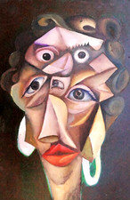 Une femme se regarde dans le