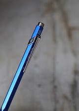TRES BEAU STYLO BILLE CARAN D'ACHE 849 METAL LAQUE BLEU PROFOND METALLISEE