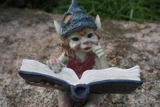 97153  FIGURINE  TROLL ASSIS   LECTURE   LUTIN PIXIE  ELFE FARFADET KORRIGAN FEE