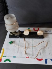 LAMPE SUR SOCLE PORTE REVUES