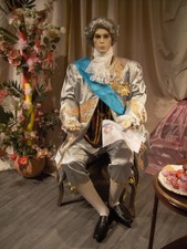 Costume LOUIS XVI. Complet: veste gilet pantalon jabot écharpe collant insigne.