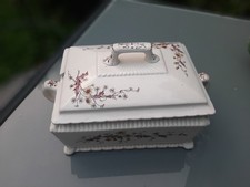 une soupiere et un legumier en