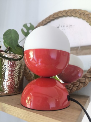 Lampe boule rouge avec globe