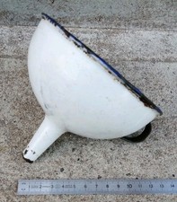 BUF1- Ancien entonnoir blanc en tôle émaillée Sweden