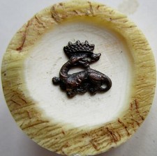 Bouton plat en corne au motif