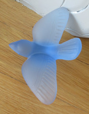 Oiseau en cristal de Sèvres bleu en cristal moulé