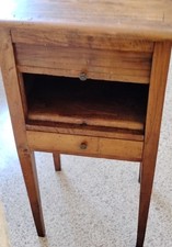 "Table De Chevet à Rideau