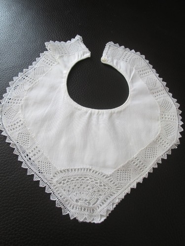 Bavoir ancien blanc avec