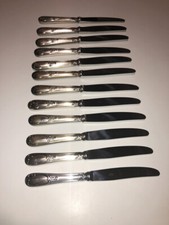 12 PETITS COUTEAUX NOGENT LOUIS XV EN METAL ARGENTE LAMES INOX 21 cms