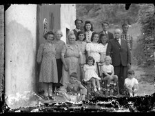 Groupe famille devant porte grange - négatif photo ancien verre 1940