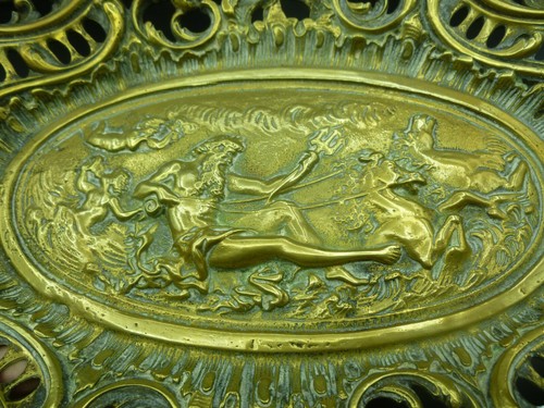 Plateau bronze à décor - à,