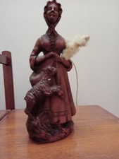 ANCIENNE STATUETTE EN RÉSINE BERGÈRE À LA QUENOUILLE