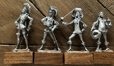 4 FIGURINES DES MOUSQUETAIRES