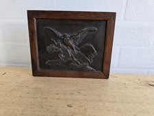 plaque bronze aigle attaque un