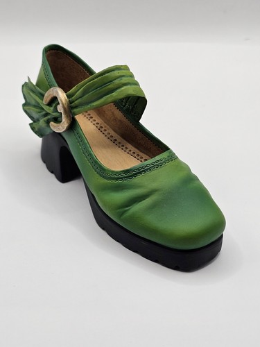 Just the right shoe treads - shoe,